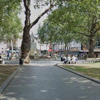 Detenido un hombre tras apuñalar a una mujer y una niña en una céntrica plaza de Londres