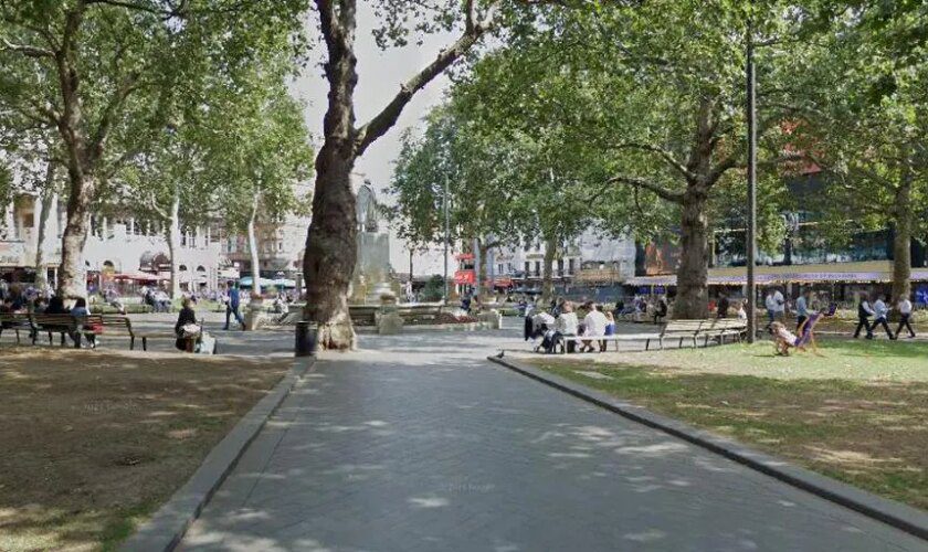 Detenido un hombre tras apuñalar a una mujer y una niña en una céntrica plaza de Londres