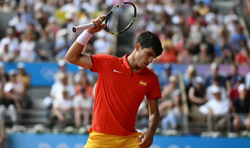 Djokovic desquicia a Alcaraz y le arrebata el oro en la mejor final olímpica de la historia