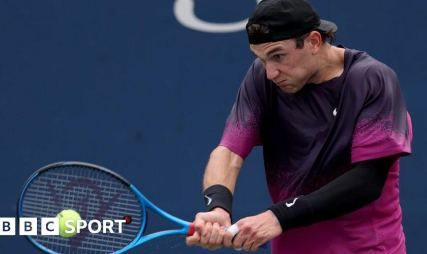 Jack Draper hits a backhand at the US Open