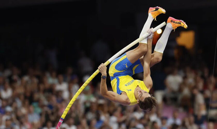 Duplantis eleva su récord del mundo más allá del cielo en una noche de ensueño en París