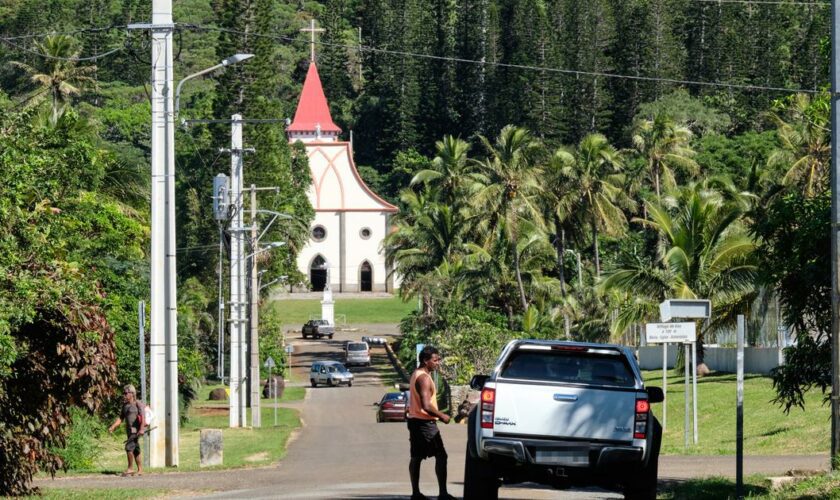 Églises incendiées en Nouvelle-Calédonie : pourquoi les symboles chrétiens sont-ils ciblés ?