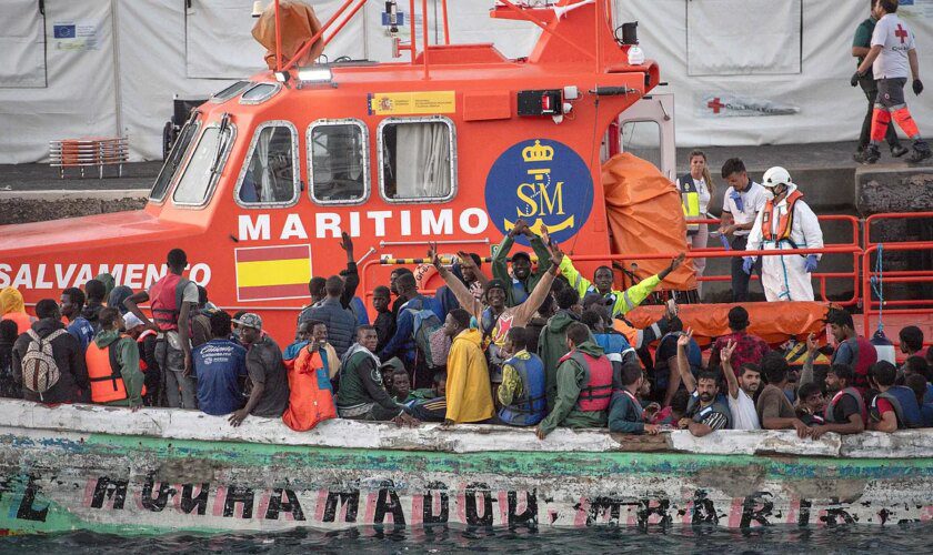 El Gobierno deriva a Tenerife a los migrantes llegados a El Hierro ante el colapso de los recursos de acogida