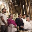 El Sevilla cumple con su tradicional ofrenda a la Virgen de los Reyes