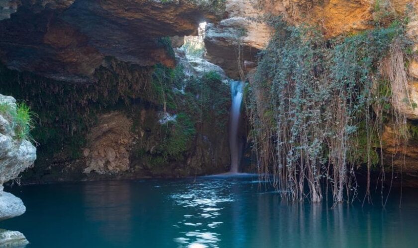 El desconocido paraje de Murcia con pozas de agua turquesa y cascada: dónde está y cómo llegar