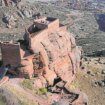 El extraño castillo español de la piedra roja: un coloso inexpugnable erigido sobre un acantilado