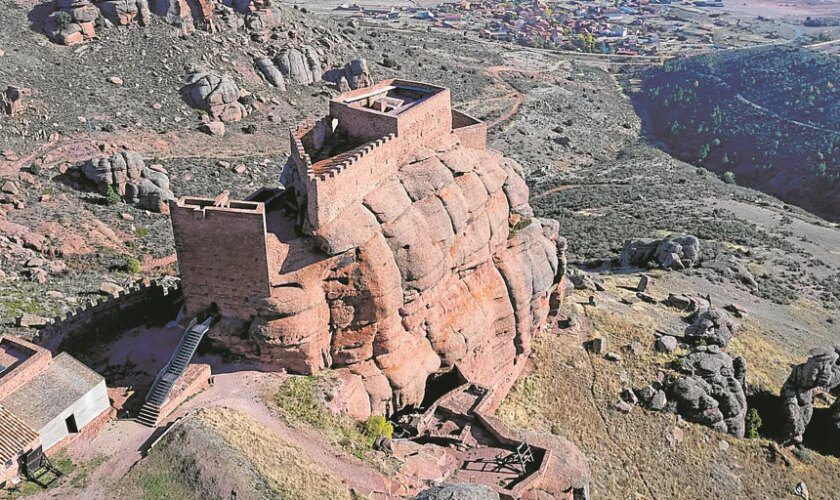 El extraño castillo español de la piedra roja: un coloso inexpugnable erigido sobre un acantilado