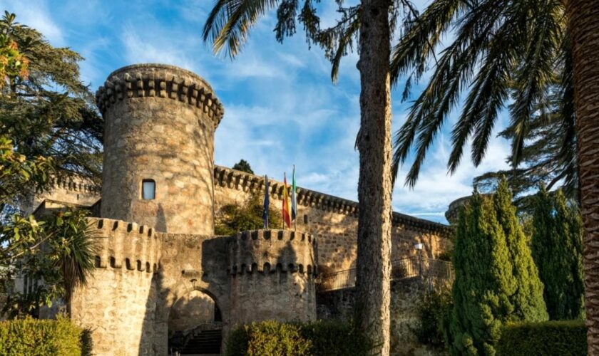 El parador en Cáceres con piscinas naturales que fue refugio para Carlos V: perfecto para cualquier época del año