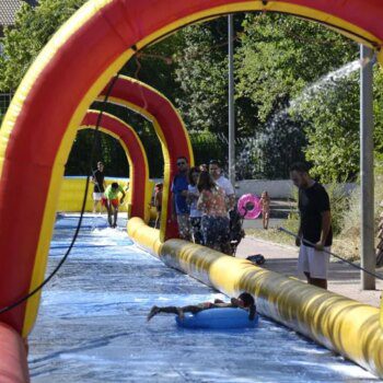 El tobogán acuático gigante que niños y mayores pueden disfrutar gratis por unos días