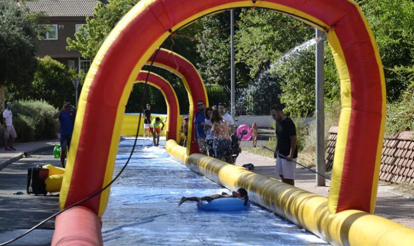 El tobogán acuático gigante que niños y mayores pueden disfrutar gratis por unos días