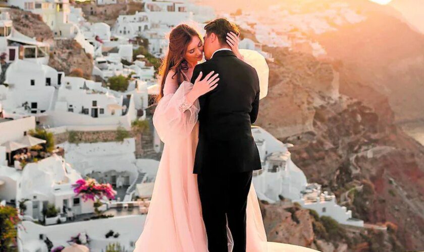 El turismo de bodas convierte a Santorini en un negocio redondo con copias 'fake'