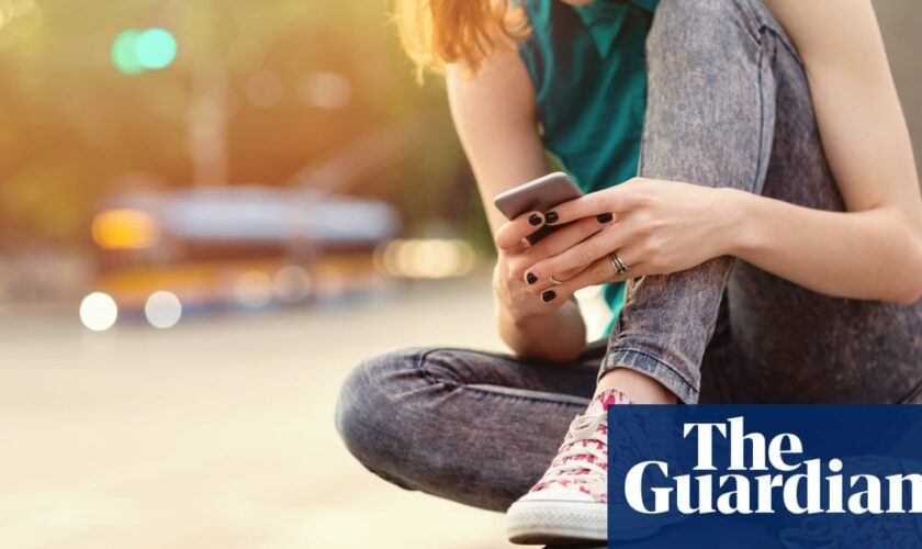 France to trial ban on mobile phones at school for children under 15