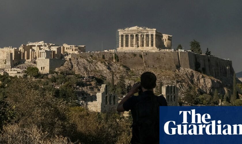 Greek officials advise staying in with windows shut due to fires near Athens