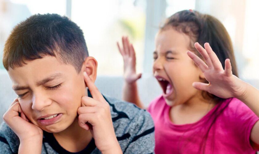 «Ha empezado él»: Cómo lidiar con las peleas entre hermanos en verano