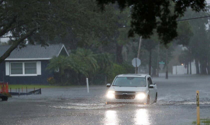 Inundaciones y vuelos cancelados: el huracán 'Debby' en Estados Unidos pasa a categoría 1 aunque todavía no ha tocado tierra