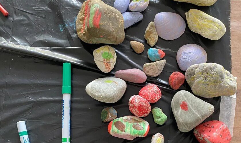 Irene Montero sube una imagen de piedras pintadas en Instagram y el Ayuntamiento de La Oliva, en Fuerteventura, le avisa de que podría ir en contra de la Ley de Patrimonio Natural