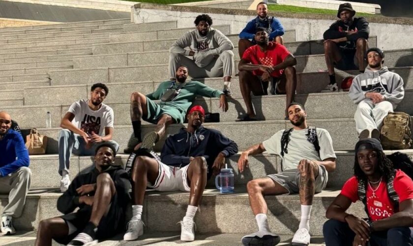 JO - Basket : la photo (déjà) iconique de LeBron James et Team USA sur les marches de l’Arena Bercy