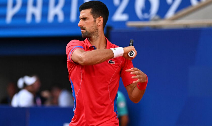 JO Paris 2024, tennis : « Honnêtement, je suis inquiet », Djokovic de nouveau touché à un genou avant sa demie