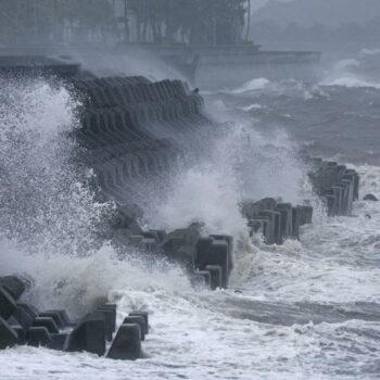 Japan: Typhoon Shanshan brings heavy rains, strong winds