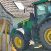 « Je l’ai vu dévaler la pente » : le tracteur s’encastre dans une maison à Hérouville-en-Vexin