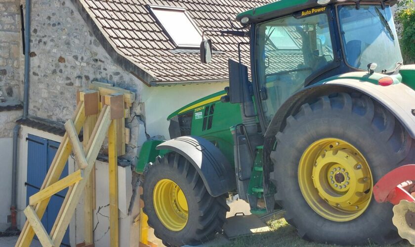 « Je l’ai vu dévaler la pente » : le tracteur s’encastre dans une maison à Hérouville-en-Vexin