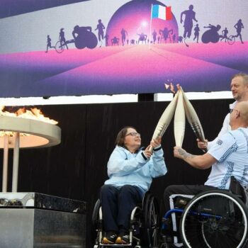 Jeux paralympiques 2024 : allumée sous une pluie battante, la flamme brille de nouveau