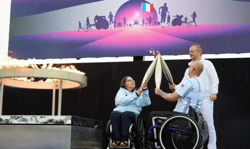 Jeux paralympiques 2024 : allumée sous une pluie battante, la flamme brille de nouveau