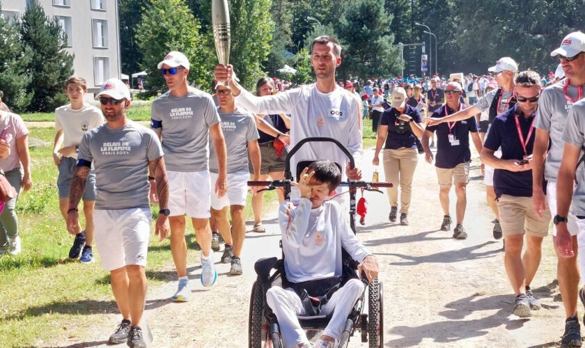 Jeux paralympiques : à Fontainebleau, la flamme a salué les militaires blessés sauvés par le sport