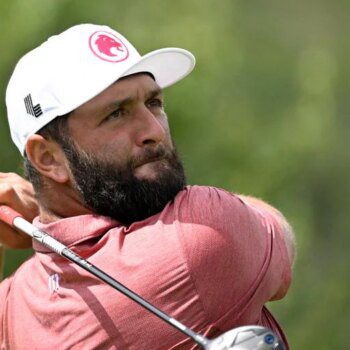 Jon Rahm se redime de su tropiezo olímpico y se coloca a un paso de su segundo triunfo en el LIV Golf