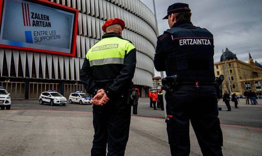 La Policía Local de Bilbao dispara a un hombre que tenía retenida a una mujer en una lonja y la amenazaba con un hacha