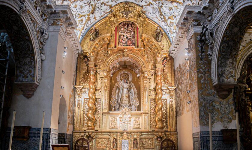 La Virgen de las Nieves regresa al remozado retablo mayor de Santa María la Blanca