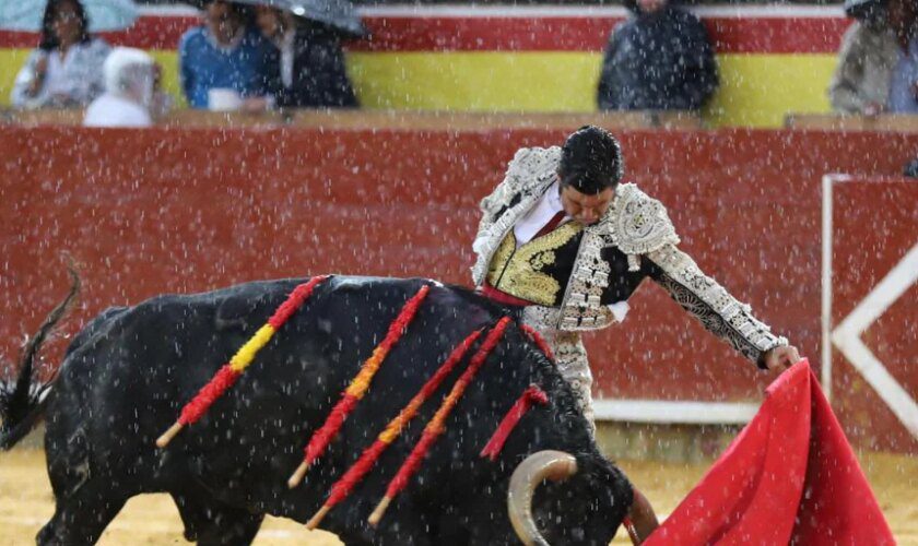 La faena descalza de Morante antes del diluvio en Palencia