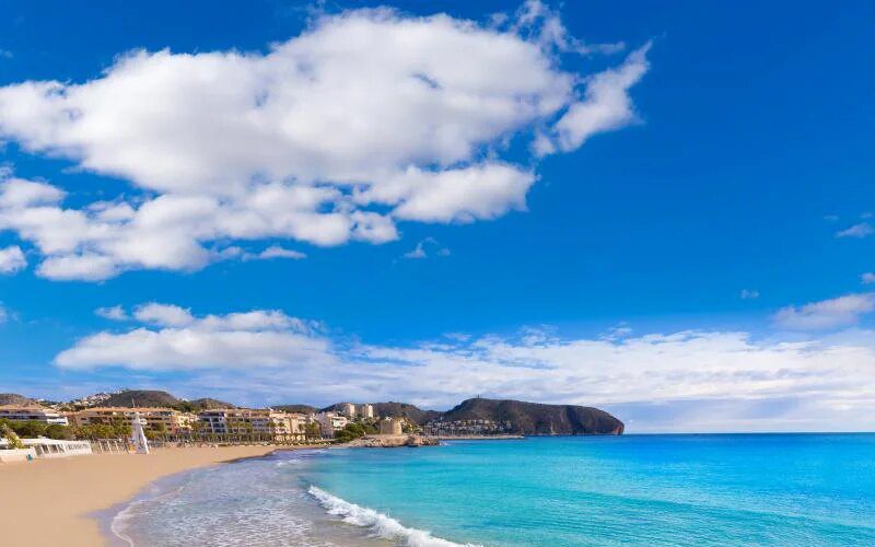 Las restricciones por la sequía llegan del campo a los hogares: un destino turístico de Alicante se queda sin agua para beber o cocinar