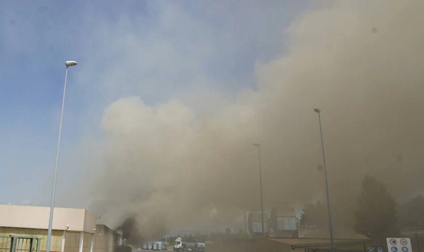 Los bomberos de Ponferrada trabajan en la extinción de un incendio en el centro de reciclaje de Santo Tomás de las Ollas