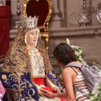 Los cultos de la Virgen de los Reyes comienzan con un multitudinario besamanos