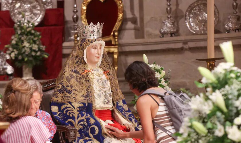 Los cultos de la Virgen de los Reyes comienzan con un multitudinario besamanos