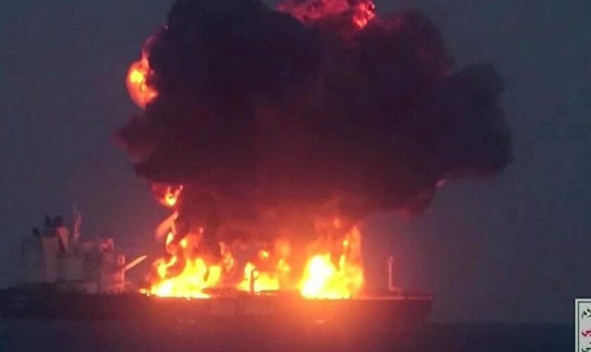 Los rebeldes hutíes de Yemen incendian un petrolero en el mar Rojo