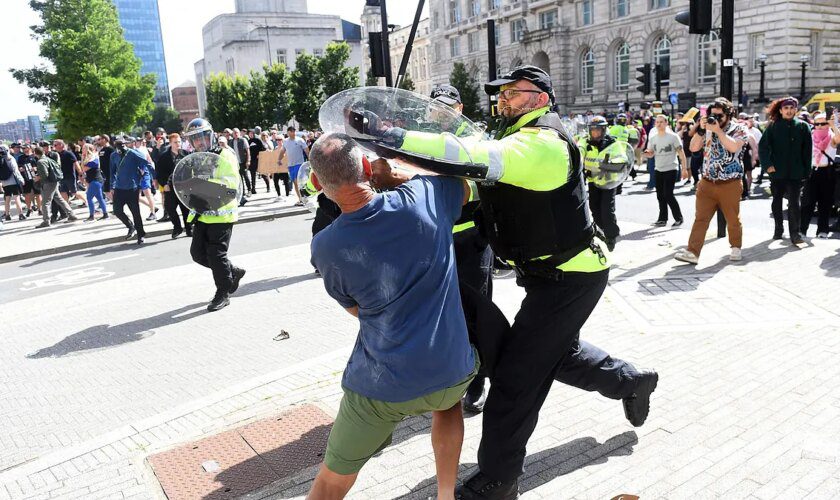 Más de 90 personas detenidas en Reino Unido por las protestas ultraderechistas contra el Islam y la inmigración ilegal