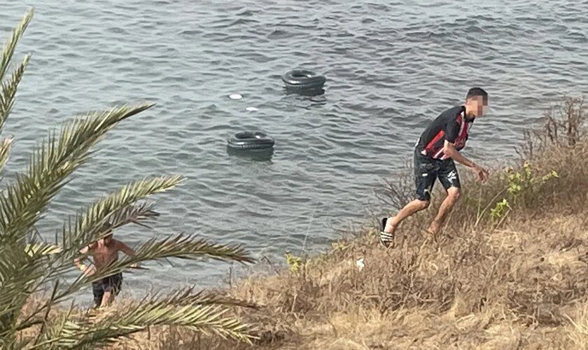 Más de una decena de menores llegan a Ceuta con flotadores tras nadar desde Marruecos