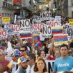 Miles de personas abarrotan la Puerta del Sol para protestar contra Maduro: "No dejéis de pelear hasta que caiga el régimen"