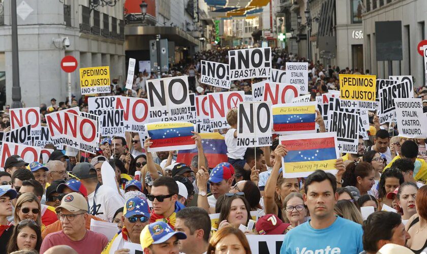 Miles de personas abarrotan la Puerta del Sol para protestar contra Maduro: "No dejéis de pelear hasta que caiga el régimen"