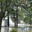 Montréal : une fuite sur un aqueduc fait apparaître un geyser en pleine ville et cause d’impressionnantes inondations