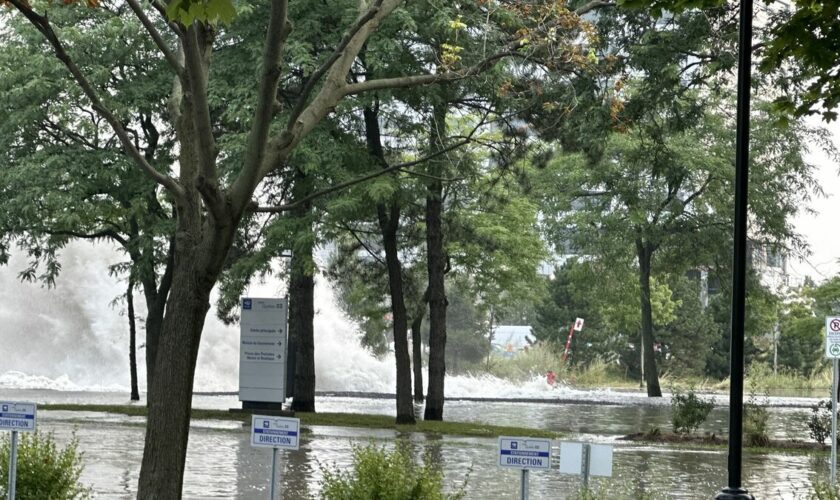 Montréal : une fuite sur un aqueduc fait apparaître un geyser en pleine ville et cause d’impressionnantes inondations