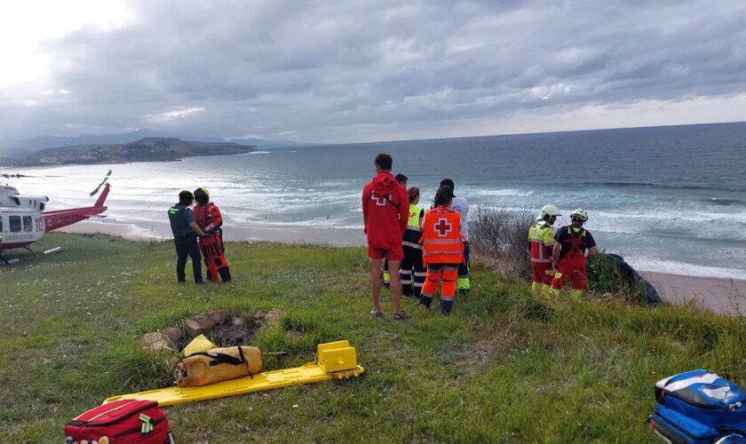 Muere un parapentista en una zona de acantilados de San Vicente de la Barquera (Cantabria)