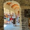 « On va redescendre apaisés » : à Saint-Martin du Canigou, la randonnée spirituelle passe par l’abbaye du vertige