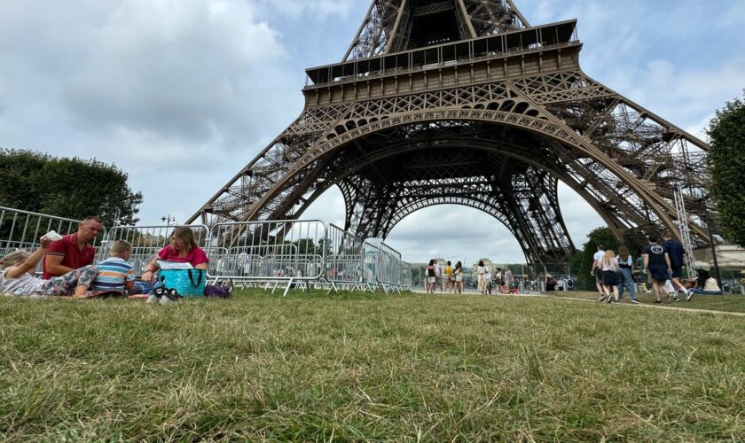 Paris : après la fièvre olympique, le calme au Champ-de-Mars et « une présence policière toujours importante »