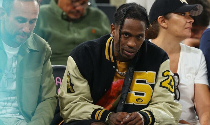 Paris : garde à vue prolongée pour la mégastar du rap américain Travis Scott