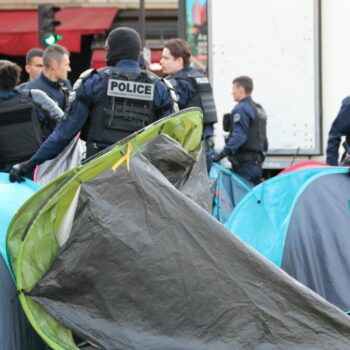 Paris : les 200 personnes qui campaient place de la Bastille contre le « nettoyage social » des Jeux expulsées