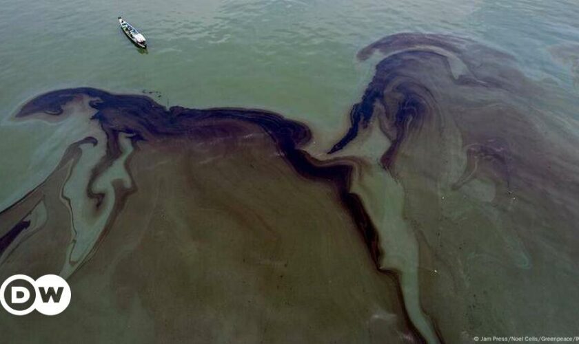 Philippines begins removing oil from sunken tanker