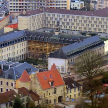 Prison de Poissy : les proches des détenus veulent qu’elle reste en ville